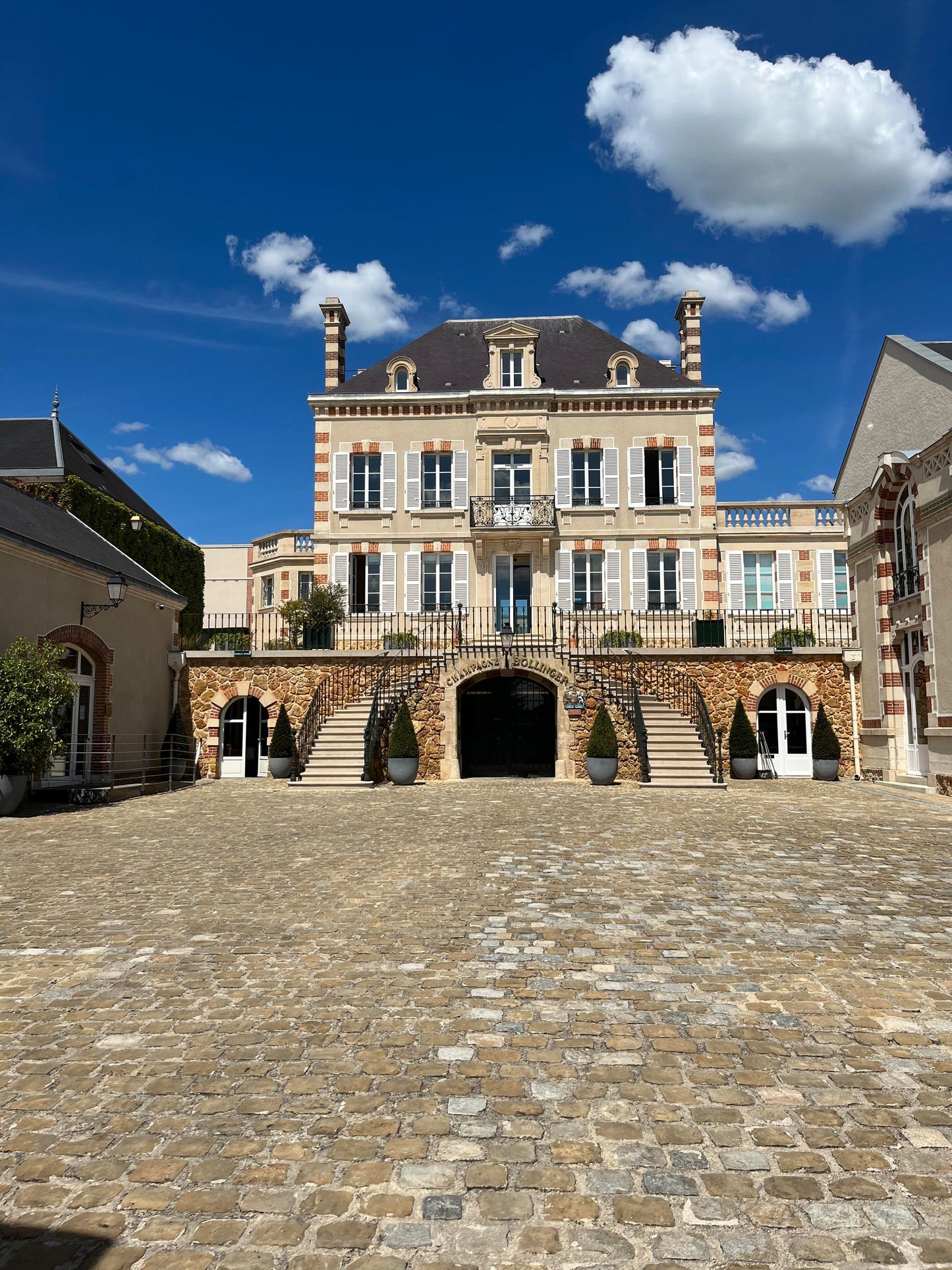 Champagne tour - Bollinger - Visting the champagne caves - Aÿ 